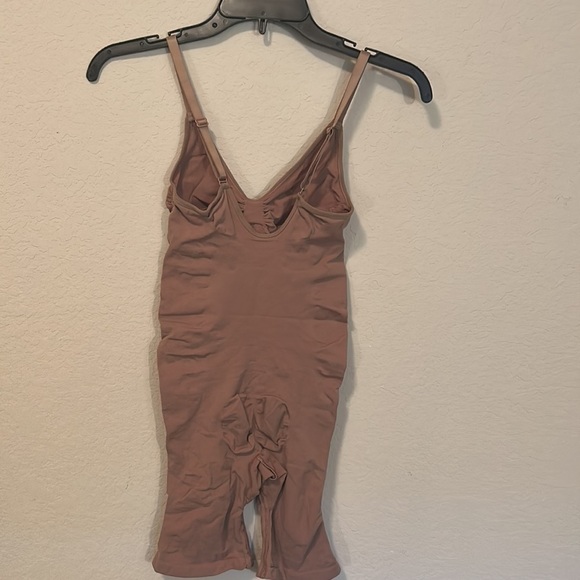 SKIMS Sculpting Seamless Mid-Thigh NWOT Bodysuit S/M - Picture 3 of 3